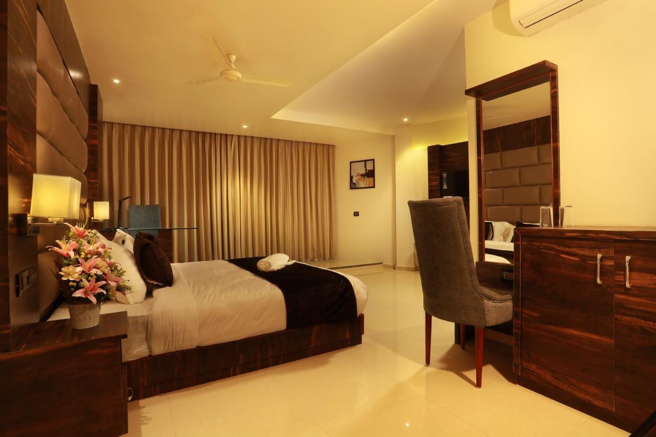 Aura One Hotel Kochi Exteriör bild