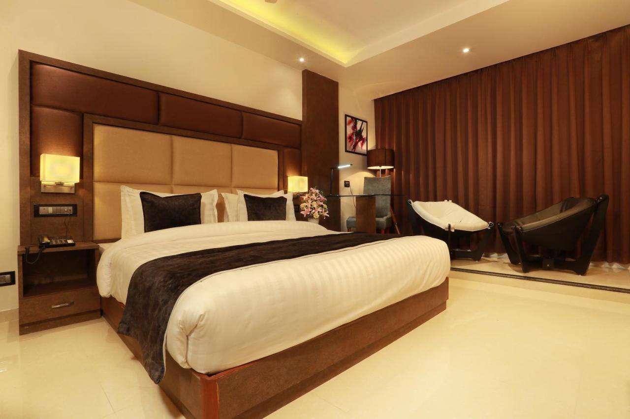 Aura One Hotel Kochi Exteriör bild