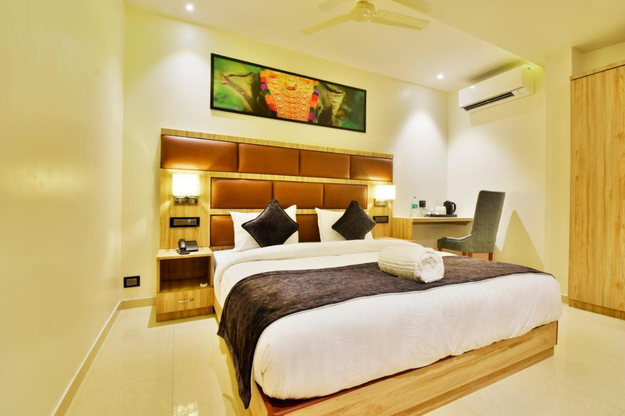 Aura One Hotel Kochi Exteriör bild