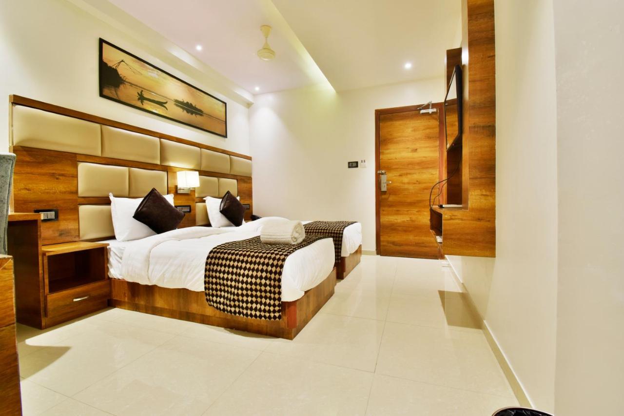 Aura One Hotel Kochi Exteriör bild