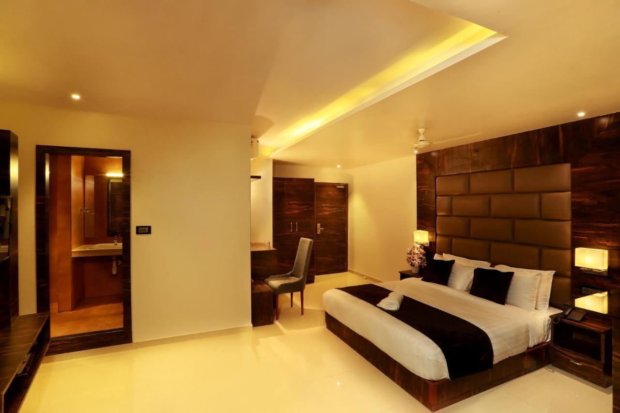 Aura One Hotel Kochi Exteriör bild