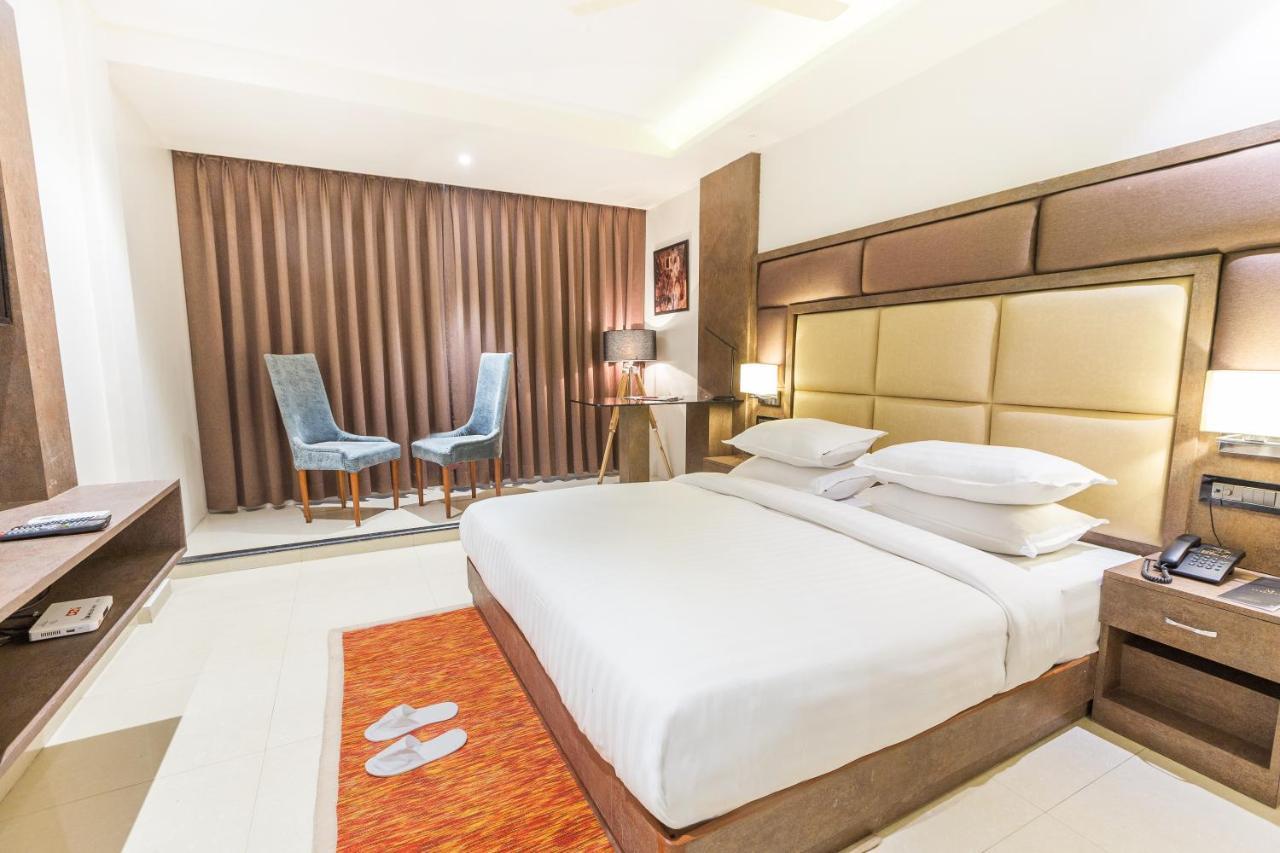 Aura One Hotel Kochi Exteriör bild