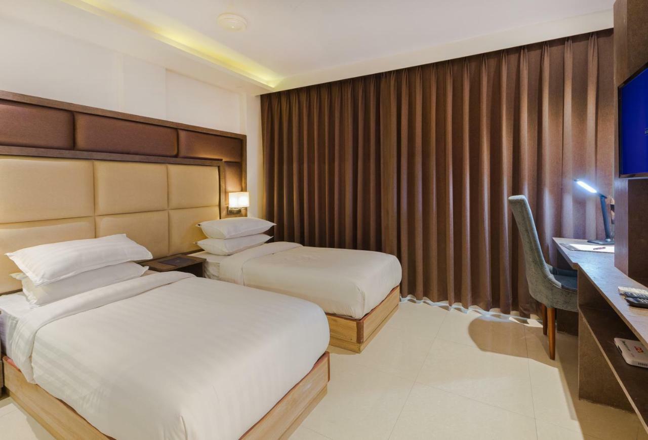 Aura One Hotel Kochi Exteriör bild